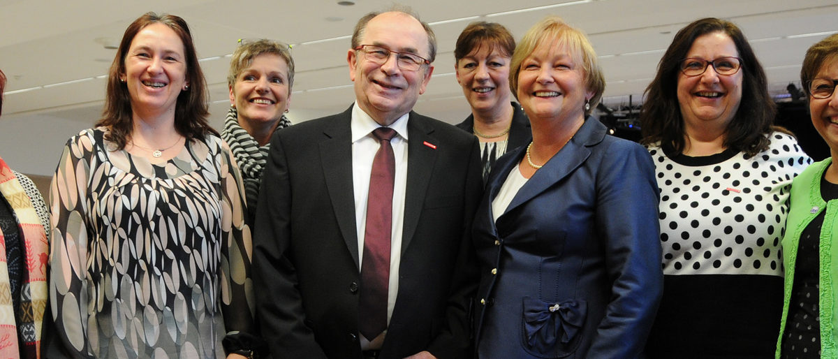 Unternehmerfrauen aus den drei unterfränkischen Arbeitskreisen mit Handwerkskammer-Präsident Walter Heußlein. Unternehmerfrauen aus den drei unterfränkischen Arbeitskreisen mit Handwerkskammer-Präsident Walter Heußlein.