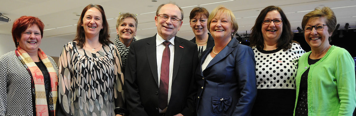 Unternehmerfrauen aus den drei unterfränkischen Arbeitskreisen mit Handwerkskammer-Präsident Walter Heußlein. Unternehmerfrauen aus den drei unterfränkischen Arbeitskreisen mit Handwerkskammer-Präsident Walter Heußlein.