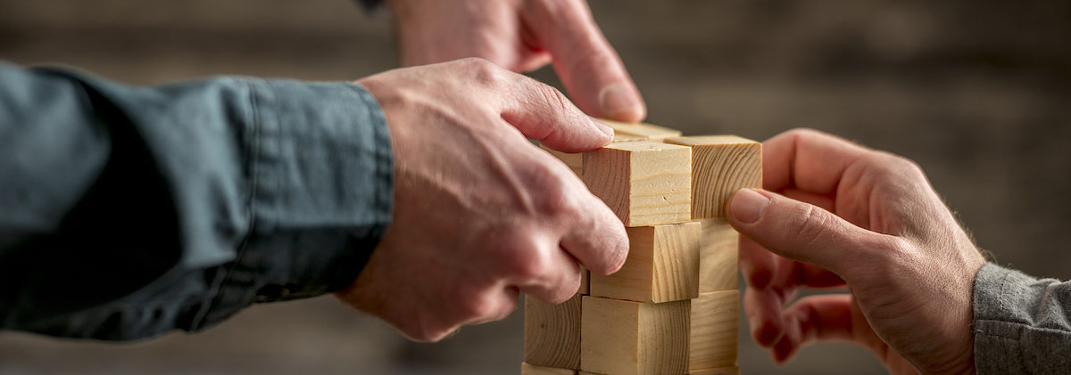 Hände_Holz_Gemeinschaft