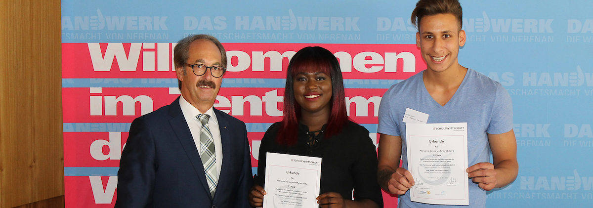 Strahlende Sieger: Dieter Eser, Kreishandwerksmeister und selbst Friseurmeister überreichte die Urkunden für den 1. Platz beim diesjährigen Aschaffenburger Ausbildungspreis an die Friseur-Auszubildenden Mariama Sonko und Murat Kaba. Strahlende Sieger: Dieter Eser, Kreishandwerksmeister und selbst Friseurmeister überreichte die Urkunden für den 1. Platz beim diesjährigen Aschaffenburger Ausbildungspreis an die Friseur-Auszubildenden Mariama Sonko und Murat Kaba.