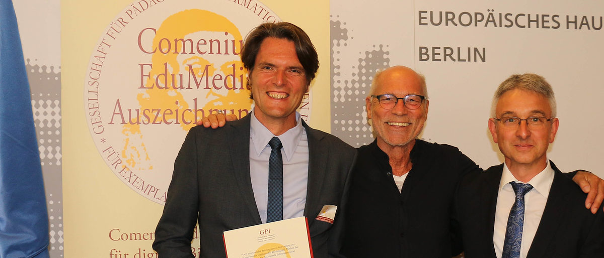 Verleihung des Comenius EduMedia Siegels am 22. Juli 2017 in Berlin: (v. l.) Peter Ilg (Akademie für Unternehmensführung), Prof. em. Dr. Thomas A. Bauer (Präsident der Euopäischen Gesellschaft für Bildung und Kommunikation ESEC) und Urban Östreicher (Akademie für Unternehmensführung). Comenius, Betriebswirt online, Weiterbildung