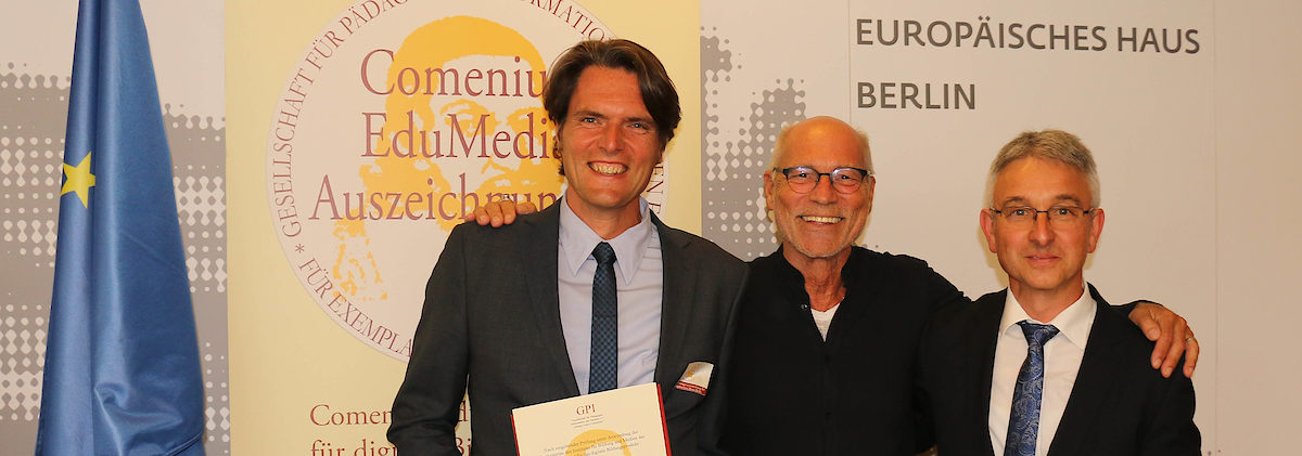 Verleihung des Comenius EduMedia Siegels am 22. Juli 2017 in Berlin: (v. l.) Peter Ilg (Akademie für Unternehmensführung), Prof. em. Dr. Thomas A. Bauer (Präsident der Euopäischen Gesellschaft für Bildung und Kommunikation ESEC) und Urban Östreicher (Akademie für Unternehmensführung). Comenius, Betriebswirt online, Weiterbildung