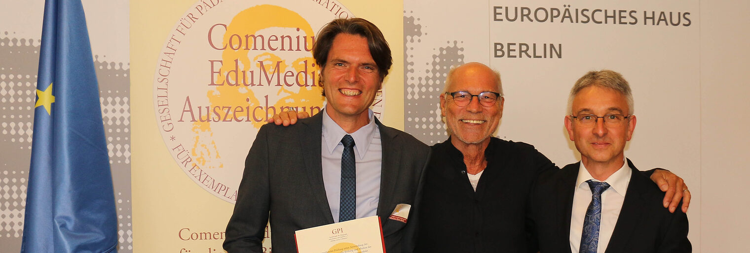 Verleihung des Comenius EduMedia Siegels am 22. Juli 2017 in Berlin: (v. l.) Peter Ilg (Akademie für Unternehmensführung), Prof. em. Dr. Thomas A. Bauer (Präsident der Euopäischen Gesellschaft für Bildung und Kommunikation ESEC) und Urban Östreicher (Akademie für Unternehmensführung). Comenius, Betriebswirt online, Weiterbildung
