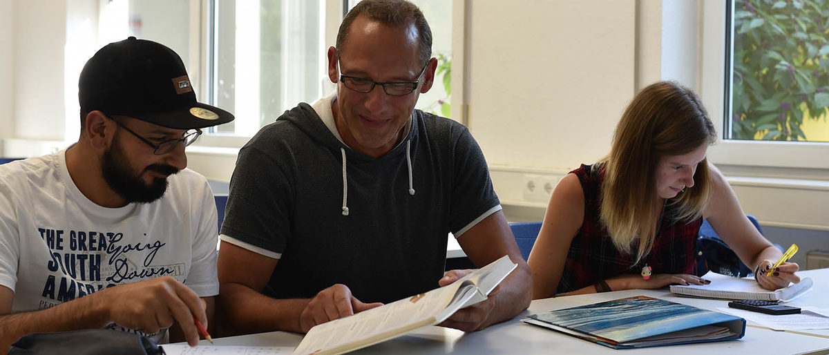 Wollen gemeinsam ihr Ziel, den Ausbildungsabschluss, erreichen: abH-Teilnehmer Ahmad Kurdi (li.) und Ivonne Weißenberger (re.) mit Lehrer Georg Ammann (Mitte). Wollen gemeinsam ihr Ziel, den Ausbildungsabschluss, erreichen: abH-Teilnehmer Ahmad Kurdi (li.) und Ivonne Weißenberger (re.) mit Lehrer Georg Ammann (Mitte).