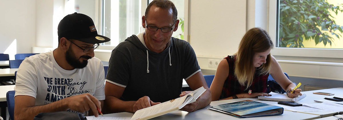 Wollen gemeinsam ihr Ziel, den Ausbildungsabschluss, erreichen: abH-Teilnehmer Ahmad Kurdi (li.) und Ivonne Weißenberger (re.) mit Lehrer Georg Ammann (Mitte). Wollen gemeinsam ihr Ziel, den Ausbildungsabschluss, erreichen: abH-Teilnehmer Ahmad Kurdi (li.) und Ivonne Weißenberger (re.) mit Lehrer Georg Ammann (Mitte).