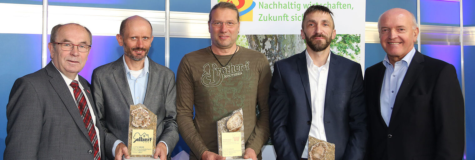 Die Preisträger des Nachhaltigkeitspreises 2017 (v.l.n.r.): Handwerkskammer-Präsident Walter Heußlein, Michael Albert (Albert Haus), Martin Weber (Martin Weber Haustechnik), Uwe Schneider (Hubert Schneider GmbH), Thomas Habermann, Landrat des Landkreises Rhön-Grabfeld. Nachhaltigkeitspreis, Region Mainfranken GmbH