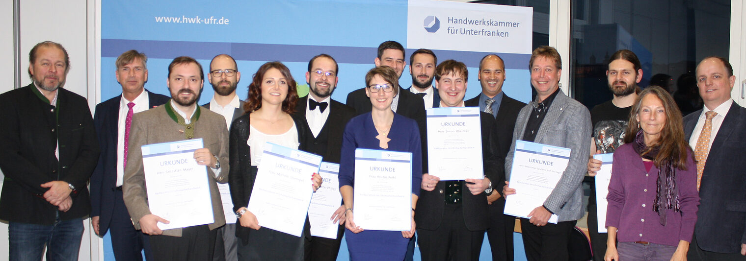 Gruppenfoto der Zertifikatsübergabe an die Absolventen der Weiterbildung Restaurator im Uhrmacherhandwerk