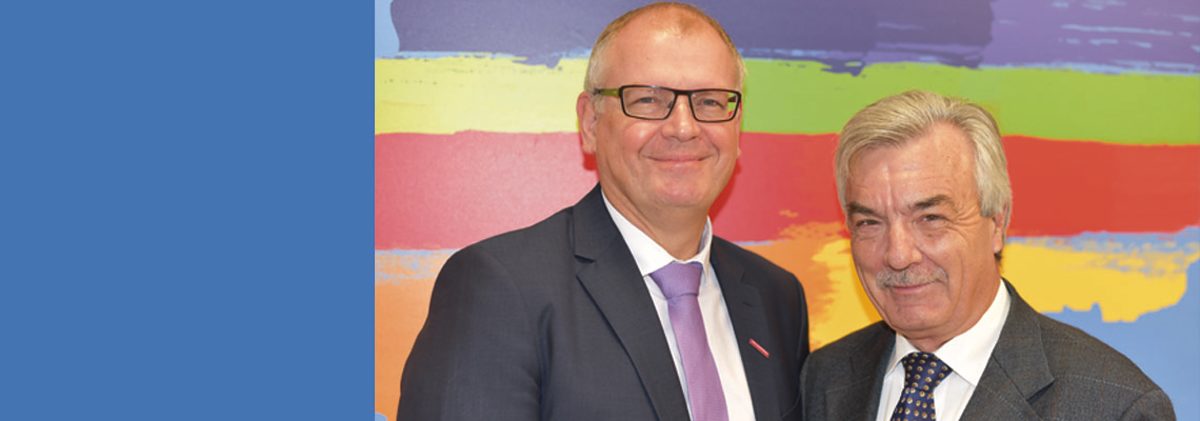 Wechsel an der Kammerspitze: Ludwig Paul (links) übernimmt zum 1. Dezember 2017 das Amt des Hauptgeschäftsführers der Handwerkskammer für Unterfranken von Rolf Lauer (rechts). Wechsel an der Kammerspitze: Ludwig Paul (links) übernimmt zum 1. Dezember 2017 das Amt des Hauptgeschäftsführers der Handwerkskammer für Unterfranken von Rolf Lauer (rechts).