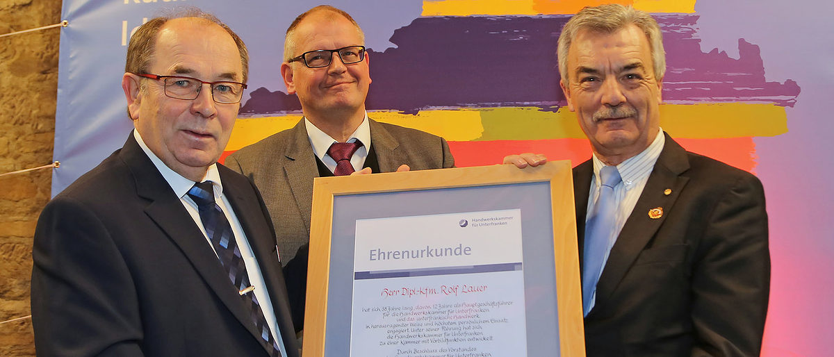 Auszeichnung für langjährige Vorbildfunktion: (v.l.) Handwerkskammerpräsident Walter Heußlein, Hauptgeschäftsführer Ludwig Paul und der Geehrte, Rolf Lauer, ehemaliger Hauptgeschäftsführer der Handwerkskammer für Unterfranken. Auszeichnung für langjährige Vorbildfunktion: (v.l.) Handwerkskammerpräsident Walter Heußlein, Hauptgeschäftsführer Ludwig Paul und der Geehrte, Rolf Lauer, ehemaliger Hauptgeschäftsführer der Handwerkskammer für Unterfranken.