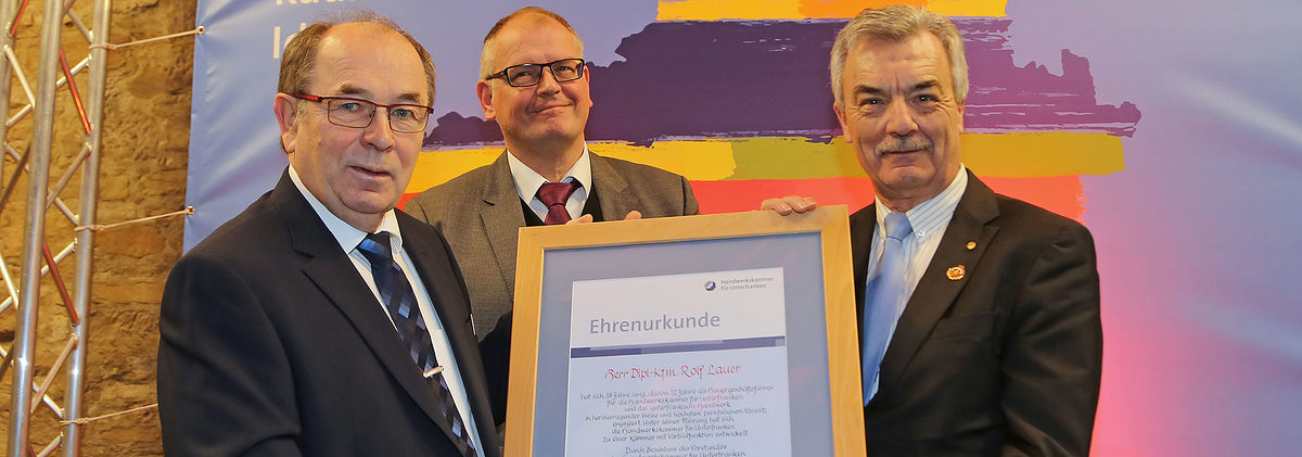 Auszeichnung für langjährige Vorbildfunktion: (v.l.) Handwerkskammerpräsident Walter Heußlein, Hauptgeschäftsführer Ludwig Paul und der Geehrte, Rolf Lauer, ehemaliger Hauptgeschäftsführer der Handwerkskammer für Unterfranken. Auszeichnung für langjährige Vorbildfunktion: (v.l.) Handwerkskammerpräsident Walter Heußlein, Hauptgeschäftsführer Ludwig Paul und der Geehrte, Rolf Lauer, ehemaliger Hauptgeschäftsführer der Handwerkskammer für Unterfranken.