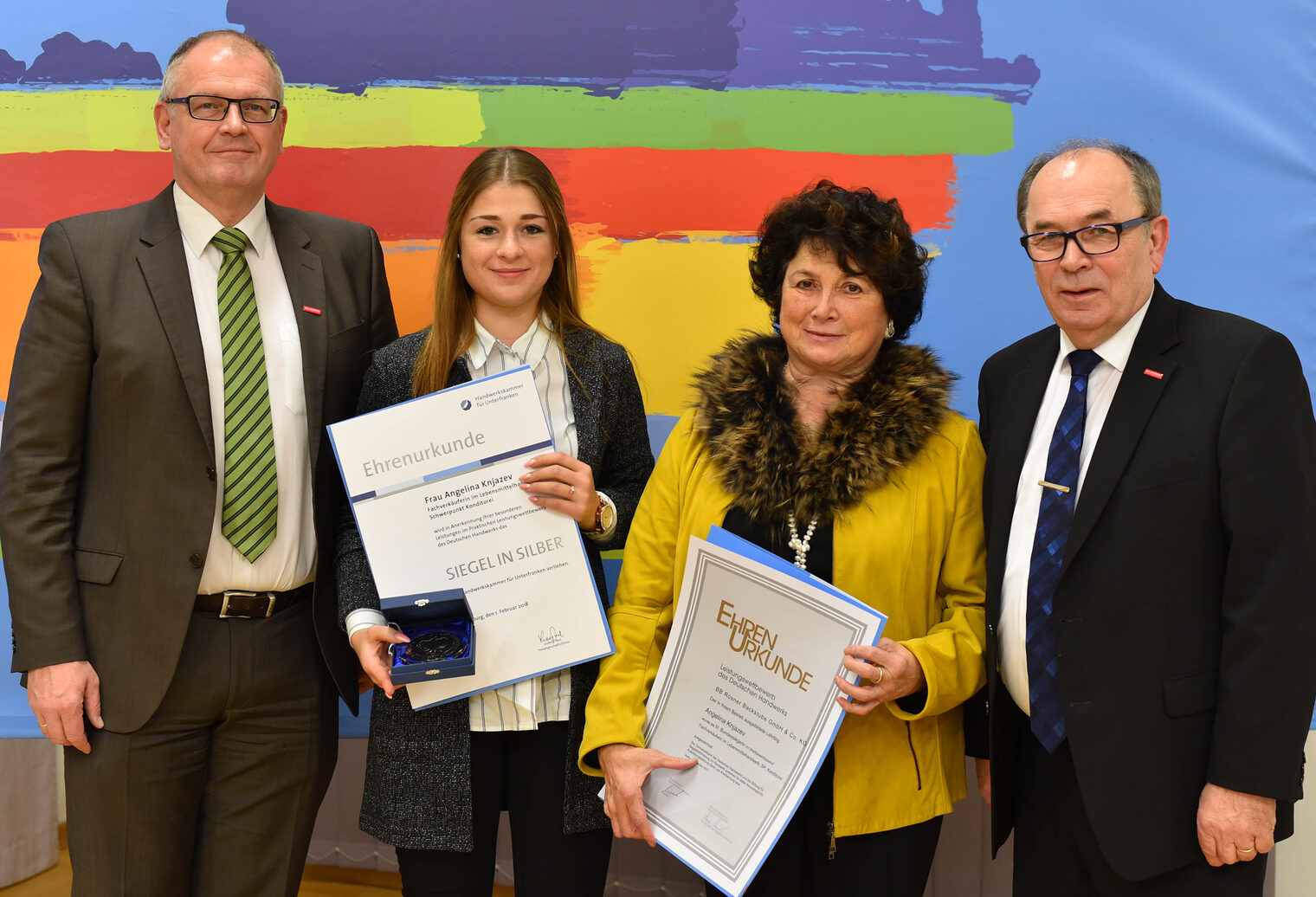 Ludwig Paul, Hauptgeschäftsführer der Handwerkskammer für Unterfranken, Angelina Knjazev, Fachverkäuferin im Lebensmittelhandwerk/Konditorei (3. Bundessiegerin), Gerda Pfister, BB Rösner Backstube GmbH & Co. KG Würzburg, und Walter Heußlein, Präsident der Handwerkskammer für Unterfranken.