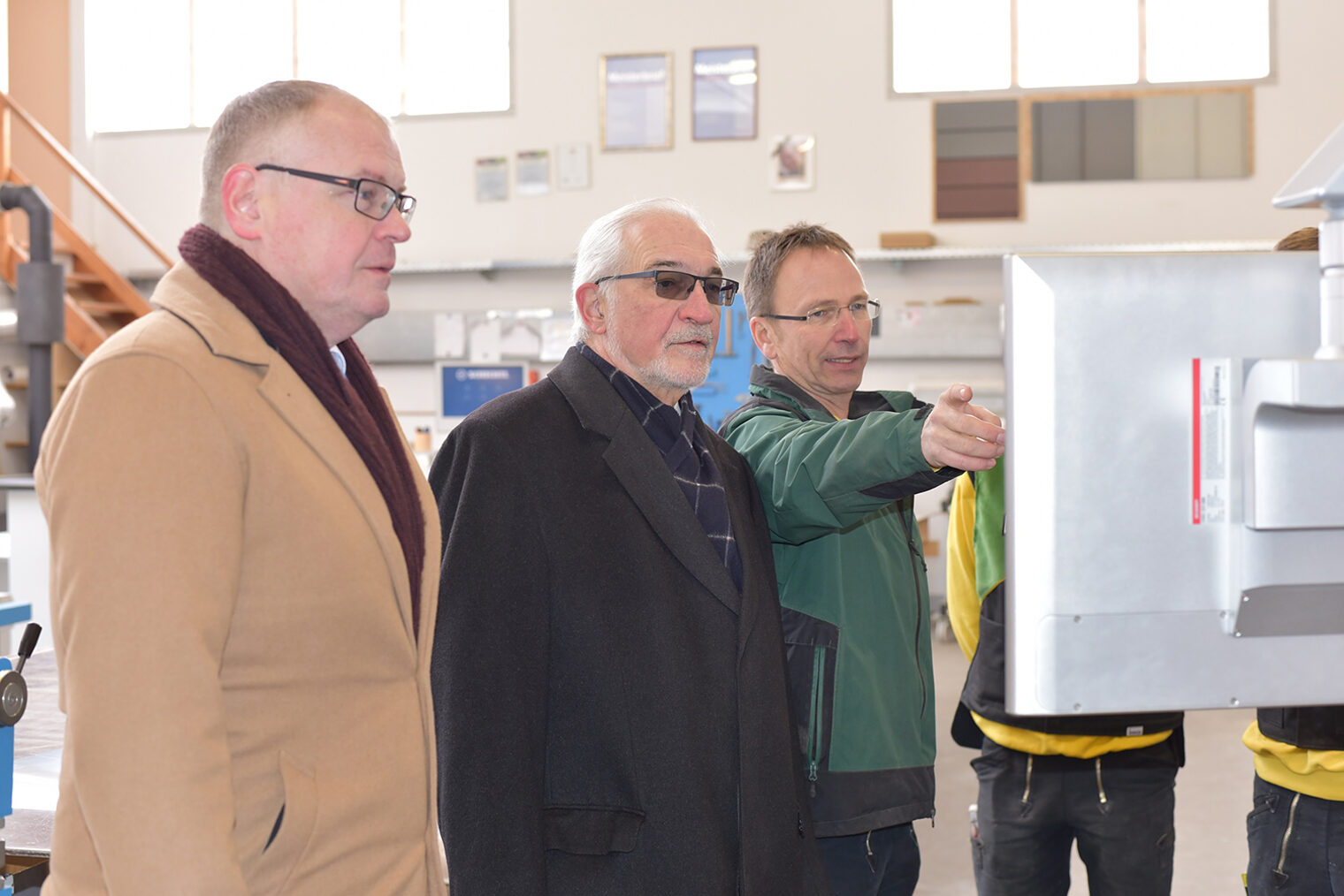 Zum Auftakt informierten sich Handwerkskammer-Hauptgeschäftsführer Ludwig Paul und Unterfrankens Regierungspräsident Paul Beinhofer bei Stefan Weyer, Geschäftsführer von Weyer Holzbau in Ansbach, über Ausbildung und Digitalisierung.