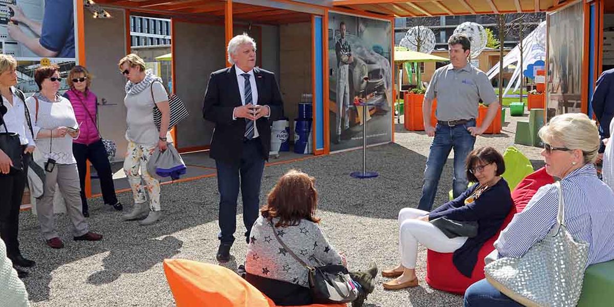 Kreishandwerksmeister Josef Hofmann (l.) und sein Stellvertreter Detlef Lurz (r.) begrüßten am Stand der Kreishandwerkerschaft auf dem Landesgartenschaugelände. Kreishandwerksmeister Josef Hofmann (l.) und sein Stellvertreter Detlef Lurz (r.) begrüßten am Stand der Kreishandwerkerschaft auf dem Landesgartenschaugelände.