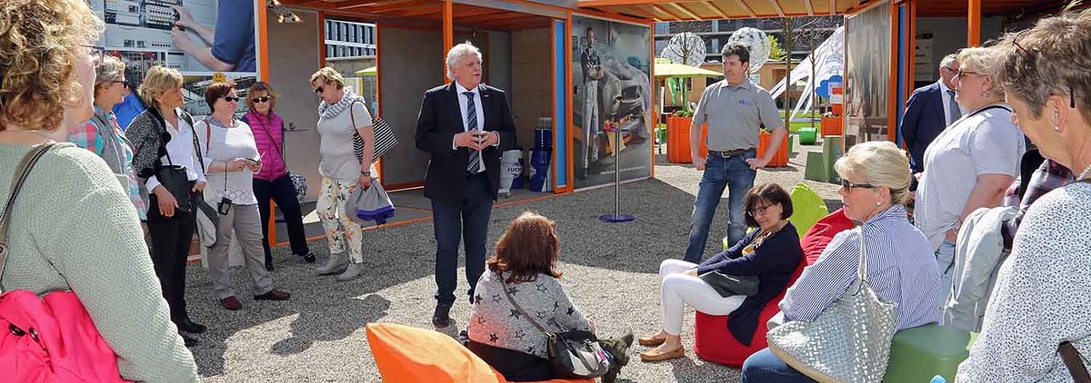 Kreishandwerksmeister Josef Hofmann (l.) und sein Stellvertreter Detlef Lurz (r.) begrüßten am Stand der Kreishandwerkerschaft auf dem Landesgartenschaugelände. Kreishandwerksmeister Josef Hofmann (l.) und sein Stellvertreter Detlef Lurz (r.) begrüßten am Stand der Kreishandwerkerschaft auf dem Landesgartenschaugelände.