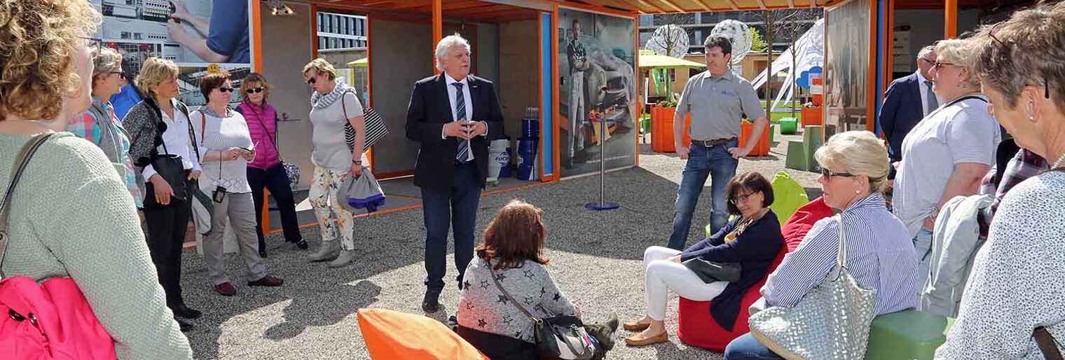 Kreishandwerksmeister Josef Hofmann (l.) und sein Stellvertreter Detlef Lurz (r.) begrüßten am Stand der Kreishandwerkerschaft auf dem Landesgartenschaugelände.