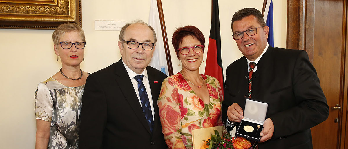 Auszeichnung im Wirtschaftsministerium (v. l.): Gabriele Albert-Wurst, Vorsitzende des Landesinnungsverbandes des Maßschneiderhandwerks Bayern, Walter Heußlein, Präsident der Handwerkskammer für Unterfranken, Staatsmedaillenträgerin Nicole Brandler und Bayerns Wirtschaftsminister Franz Josef Pschierer. Auszeichnung im Wirtschaftsministerium (v. l.): Gabriele Albert-Wurst, Vorsitzende des Landesinnungsverbandes des Maßschneiderhandwerks Bayern, Walter Heußlein, Präsident der Handwerkskammer für Unterfranken, Staatsmedaillenträgerin Nicole Brandler und Bayerns Wirtschaftsminister Franz Josef Pschierer.