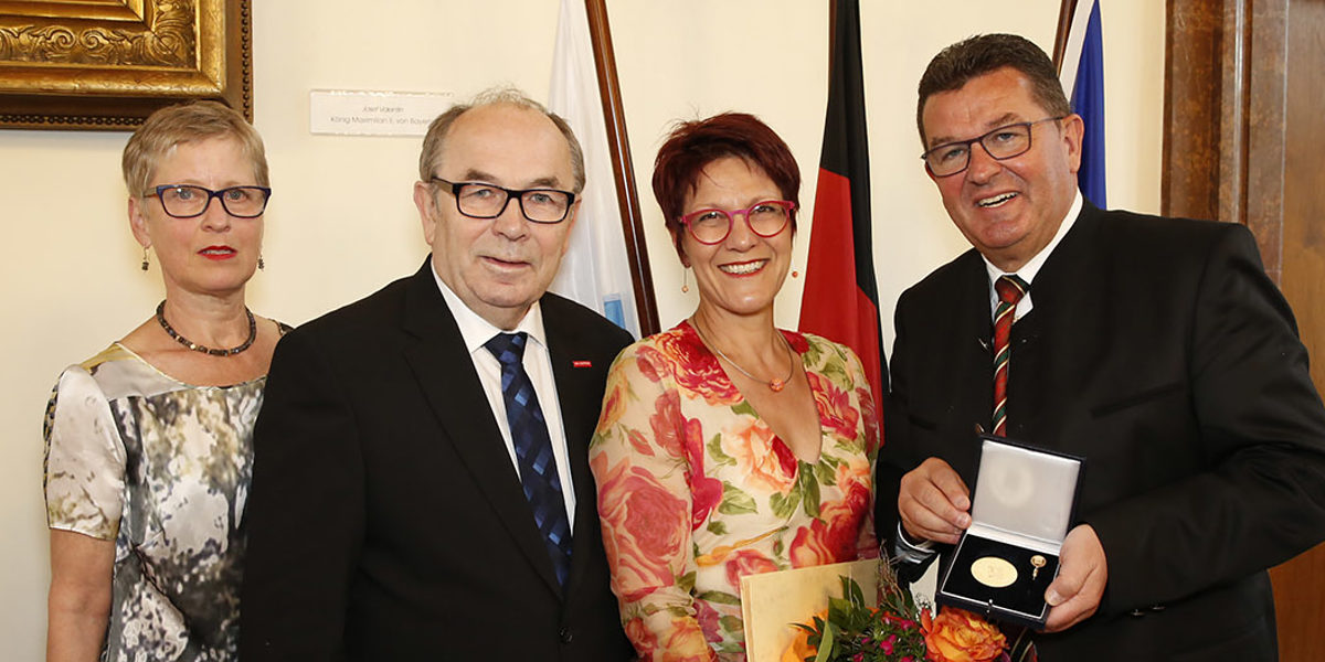 Auszeichnung im Wirtschaftsminsterium (v. l.): Gabriele Albert-Wurst, Vorsitzende des Landesinnungsverbandes des Maßschneiderhandwerks Bayern, Walter Heußlein, Präsident der Handwerkskammer für Unterfranken, Staatsmedaillenträgerin Nicole Brandler und Bayerns Wirtschaftsminister Franz Josef Pschierer. Auszeichnung im Wirtschaftsminsterium (v. l.): Gabriele Albert-Wurst, Vorsitzende des Landesinnungsverbandes des Maßschneiderhandwerks Bayern, Walter Heußlein, Präsident der Handwerkskammer für Unterfranken, Staatsmedaillenträgerin Nicole Brandler und Bayerns Wirtschaftsminister Franz Josef Pschierer.