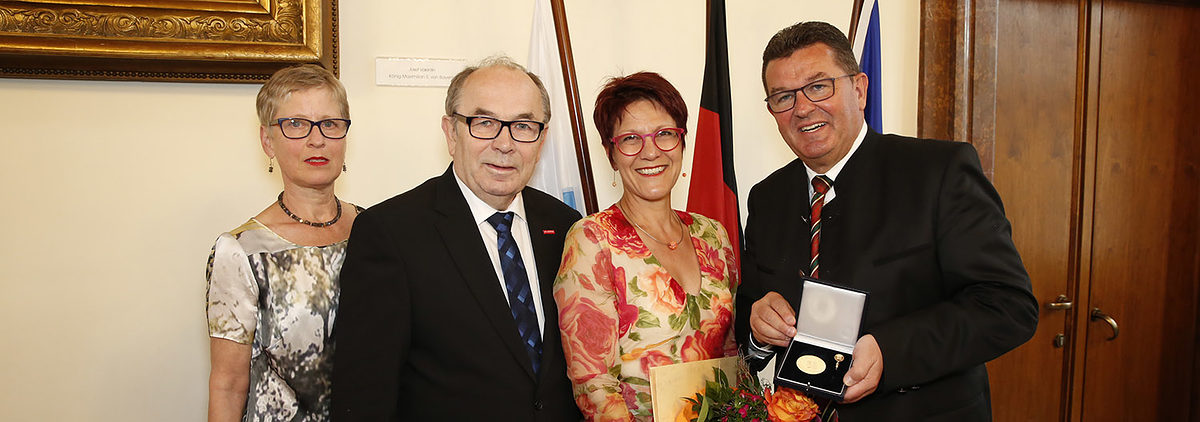 Auszeichnung im Wirtschaftsministerium (v. l.): Gabriele Albert-Wurst, Vorsitzende des Landesinnungsverbandes des Maßschneiderhandwerks Bayern, Walter Heußlein, Präsident der Handwerkskammer für Unterfranken, Staatsmedaillenträgerin Nicole Brandler und Bayerns Wirtschaftsminister Franz Josef Pschierer. Auszeichnung im Wirtschaftsministerium (v. l.): Gabriele Albert-Wurst, Vorsitzende des Landesinnungsverbandes des Maßschneiderhandwerks Bayern, Walter Heußlein, Präsident der Handwerkskammer für Unterfranken, Staatsmedaillenträgerin Nicole Brandler und Bayerns Wirtschaftsminister Franz Josef Pschierer.