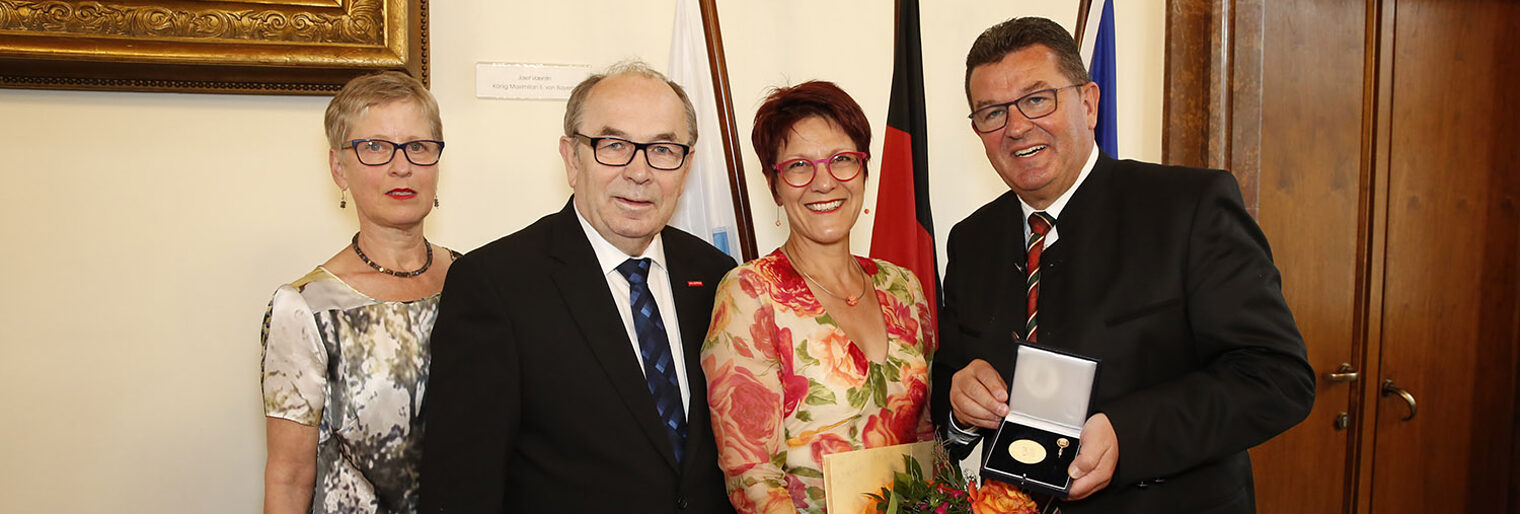 Auszeichnung im Wirtschaftsministerium (v. l.): Gabriele Albert-Wurst, Vorsitzende des Landesinnungsverbandes des Maßschneiderhandwerks Bayern, Walter Heußlein, Präsident der Handwerkskammer für Unterfranken, Staatsmedaillenträgerin Nicole Brandler und Bayerns Wirtschaftsminister Franz Josef Pschierer.