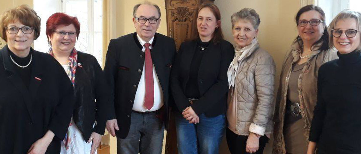Unternehmerfrauen im Handwerk (UFH) im Gespräch mit Handwerkskammer-Präsident Walter Heußlein: (v.l.) Monika Henneberger (UFH Würzburg), Maria Bergmann (UFH Aschaffenburg), Präsident Walter Heußlein, Christine Werner und Silvia von Pokrowsky (UFH Schweinfurt), Elke Jäger (UFH Aschaffenburg) und Sabine Tast (UFH Würzburg). Unternehmerfrauen im Handwerk (UFH) im Gespräch mit Handwerkskammer-Präsident Walter Heußlein: (v.l.) Monika Henneberger (UFH Würzburg), Maria Bergmann (UFH Aschaffenburg), Präsident Walter Heußlein, Christine Werner und Silvia von Pokrowsky (UFH Schweinfurt), Elke Jäger (UFH Aschaffenburg) und Sabine Tast (UFH Würzburg).