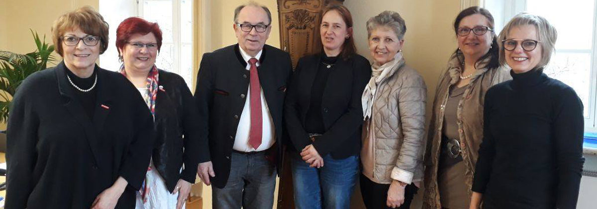 Unternehmerfrauen im Handwerk (UFH) im Gespräch mit Handwerkskammer-Präsident Walter Heußlein: (v.l.) Monika Henneberger (UFH Würzburg), Maria Bergmann (UFH Aschaffenburg), Präsident Walter Heußlein, Christine Werner und Silvia von Pokrowsky (UFH Schweinfurt), Elke Jäger (UFH Aschaffenburg) und Sabine Tast (UFH Würzburg). Unternehmerfrauen im Handwerk (UFH) im Gespräch mit Handwerkskammer-Präsident Walter Heußlein: (v.l.) Monika Henneberger (UFH Würzburg), Maria Bergmann (UFH Aschaffenburg), Präsident Walter Heußlein, Christine Werner und Silvia von Pokrowsky (UFH Schweinfurt), Elke Jäger (UFH Aschaffenburg) und Sabine Tast (UFH Würzburg).