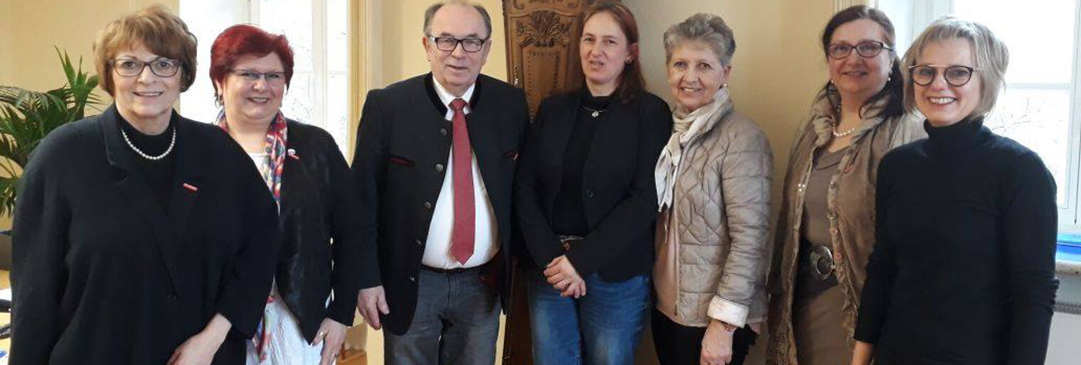 Unternehmerfrauen im Handwerk (UFH) im Gespräch mit Handwerkskammer-Präsident Walter Heußlein: (v.l.) Monika Henneberger (UFH Würzburg), Maria Bergmann (UFH Aschaffenburg), Präsident Walter Heußlein, Christine Werner und Silvia von Pokrowsky (UFH Schweinfurt), Elke Jäger (UFH Aschaffenburg) und Sabine Tast (UFH Würzburg).