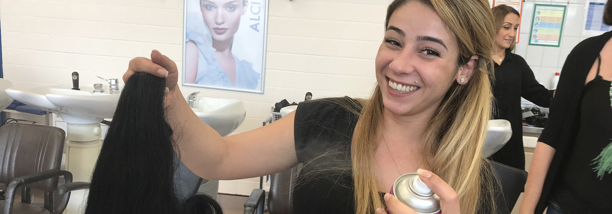 Mit viel Spaß dabei: Probe der praktischen Meisterprüfung des Teilzeitkurses der Friseure am Bildungszentrum Aschaffenburg. Mit viel Spaß dabei: Probe der praktischen Meisterprüfung des Teilzeitkurses der Friseure am Bildungszentrum Aschaffenburg.