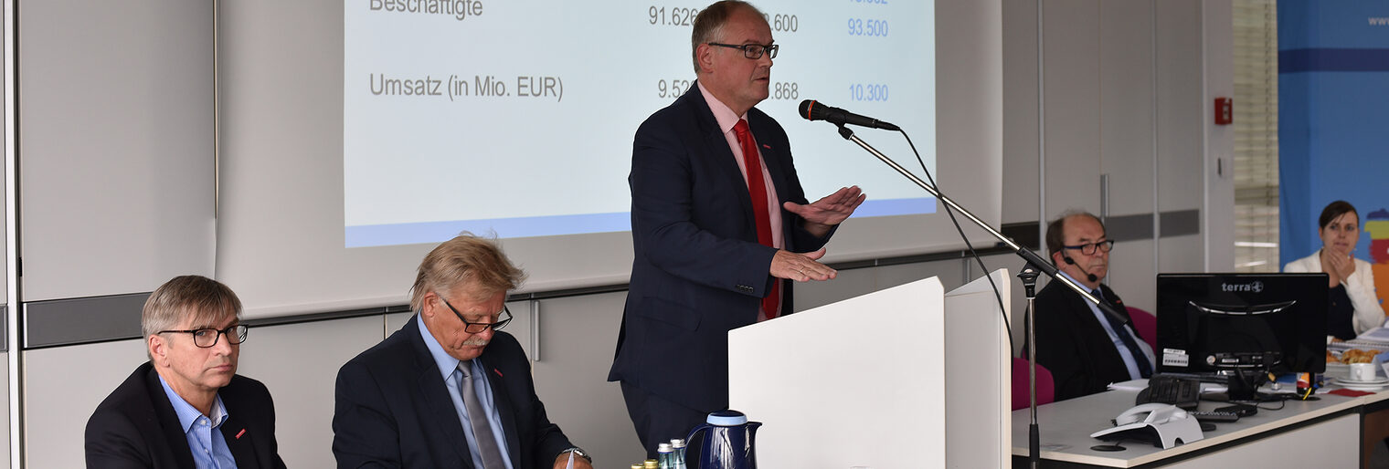 Ludwig Paul, Hauptgeschäftsführer der Handwerkskammer für Unterfranken, während der 122.Ordentlichen Vollversammlung. Ludwig Paul, Hauptgeschäftsführer der Handwerkskammer für Unterfranken, während der 122.Ordentlichen Vollversammlung.