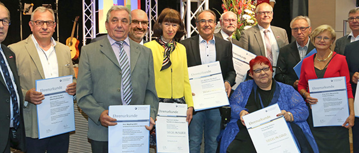 Auszeichnung langjähriger Prüfungsausschussmitglieder: (v.l.) Walter Heußlein, Präsident der Handwerkskammer für Unterfranken, Anton Kunkel, Oberstudiendirektor a.D., Manfred Will, Landmaschinenmechanikermeister, Bernhard Bedenk, Elektroinstallateurmeister, Uschi Delißen, Studiendirektorin, Wilhelm Pfannkuch, Fachoberlehrer und Metzgermeister, Klaus Schulz, Studiendirektor, Helga Büttner (vorne), Friseurmeisterin, Ludwig Paul, Hauptgeschäftsführer der Handwerkskammer für Unterfranken, Wolfgang Stumpf, Studiendirektor a.D., Anna-Maria Krebs, Friseurmeisterin, Hans Stahl, Fachoberlehrer und Bäckermeister sowie Rudolf Weisenberger, Landmaschinenmechanikermeister Auszeichnung langjähriger Prüfungsausschussmitglieder: (v.l.) Walter Heußlein, Präsident der Handwerkskammer für Unterfranken, Anton Kunkel, Oberstudiendirektor a.D., Manfred Will, Landmaschinenmechanikermeister, Bernhard Bedenk, Elektroinstallateurmeister, Uschi Delißen, Studiendirektorin, Wilhelm Pfannkuch, Fachoberlehrer und Metzgermeister, Klaus Schulz, Studiendirektor, Helga Büttner (vorne), Friseurmeisterin, Ludwig Paul, Hauptgeschäftsführer der Handwerkskammer für Unterfranken, Wolfgang Stumpf, Studiendirektor a.D., Anna-Maria Krebs, Friseurmeisterin, Hans Stahl, Fachoberlehrer und Bäckermeister sowie Rudolf Weisenberger, Landmaschinenmechanikermeister