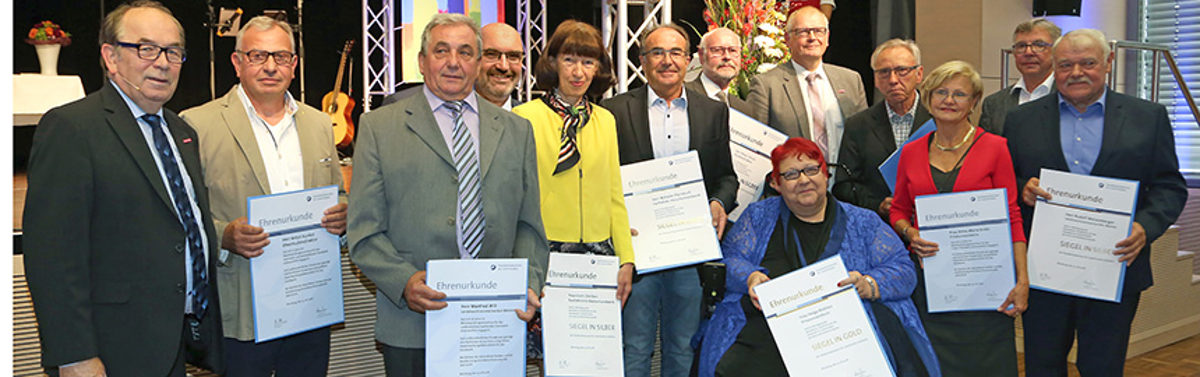 Auszeichnung langjähriger Prüfungsausschussmitglieder: (v.l.) Walter Heußlein, Präsident der Handwerkskammer für Unterfranken, Anton Kunkel, Oberstudiendirektor a.D., Manfred Will, Landmaschinenmechanikermeister, Bernhard Bedenk, Elektroinstallateurmeister, Uschi Delißen, Studiendirektorin, Wilhelm Pfannkuch, Fachoberlehrer und Metzgermeister, Klaus Schulz, Studiendirektor, Helga Büttner (vorne), Friseurmeisterin, Ludwig Paul, Hauptgeschäftsführer der Handwerkskammer für Unterfranken, Wolfgang Stumpf, Studiendirektor a.D., Anna-Maria Krebs, Friseurmeisterin, Hans Stahl, Fachoberlehrer und Bäckermeister sowie Rudolf Weisenberger, Landmaschinenmechanikermeister Auszeichnung langjähriger Prüfungsausschussmitglieder: (v.l.) Walter Heußlein, Präsident der Handwerkskammer für Unterfranken, Anton Kunkel, Oberstudiendirektor a.D., Manfred Will, Landmaschinenmechanikermeister, Bernhard Bedenk, Elektroinstallateurmeister, Uschi Delißen, Studiendirektorin, Wilhelm Pfannkuch, Fachoberlehrer und Metzgermeister, Klaus Schulz, Studiendirektor, Helga Büttner (vorne), Friseurmeisterin, Ludwig Paul, Hauptgeschäftsführer der Handwerkskammer für Unterfranken, Wolfgang Stumpf, Studiendirektor a.D., Anna-Maria Krebs, Friseurmeisterin, Hans Stahl, Fachoberlehrer und Bäckermeister sowie Rudolf Weisenberger, Landmaschinenmechanikermeister