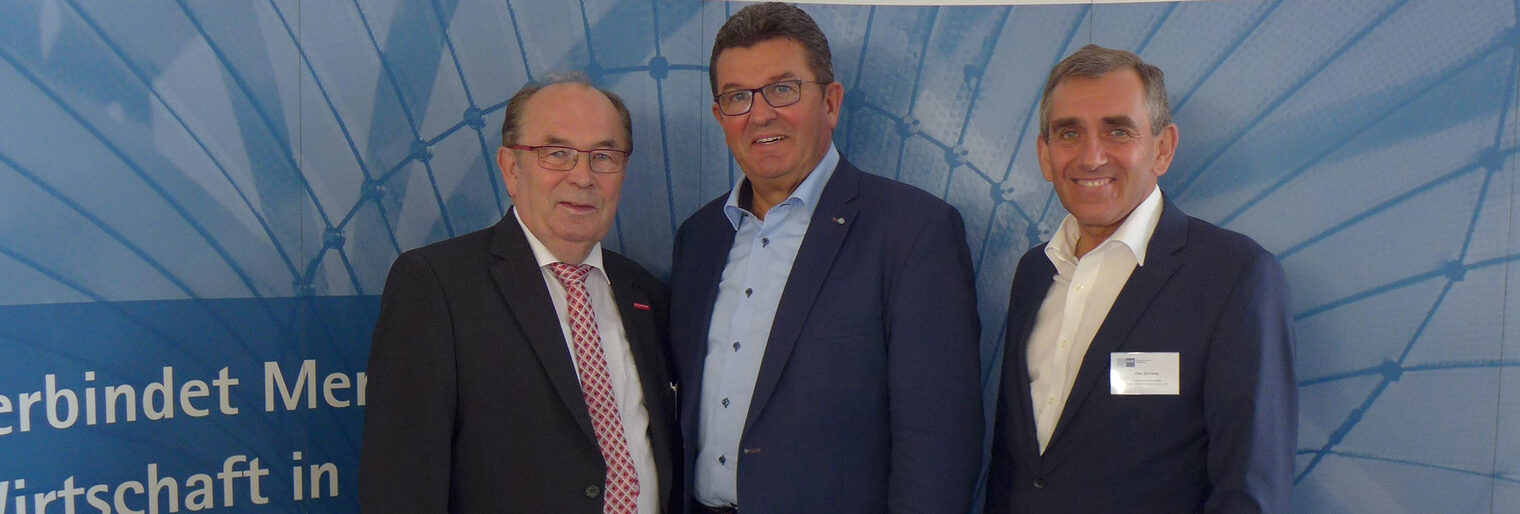 Staatsminister Franz-Josef Pschierer (Mitte) gemeinsam mit den Präsidenten der Handwerkskammer für Unterfranken Walter Heußlein (links) und der IHK Würzburg-Schweinfurt Otto Kirchner (rechts). 