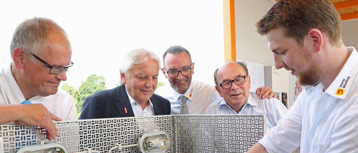 Wie abwechslungsreich das Elektrohandwerk sein kann ließen sich (v.l.) HWK-Hauptgeschäftsführer Ludwig Paul, Kreishandwerksmeister Josef Hofmann, Elektro-Obermeister Martin Strobl und HWK-Präsident Walter Heußlein am Branchentag von Ausbilder Sven Wagner vorführen. Wie abwechslungsreich das Elektrohandwerk sein kann ließen sich (v.l.) HWK-Hauptgeschäftsführer Ludwig Paul, Kreishandwerksmeister Josef Hofmann, Elektro-Obermeister Martin Strobl und HWK-Präsident Walter Heußlein am Branchentag von Ausbilder Sven Wagner vorführen.