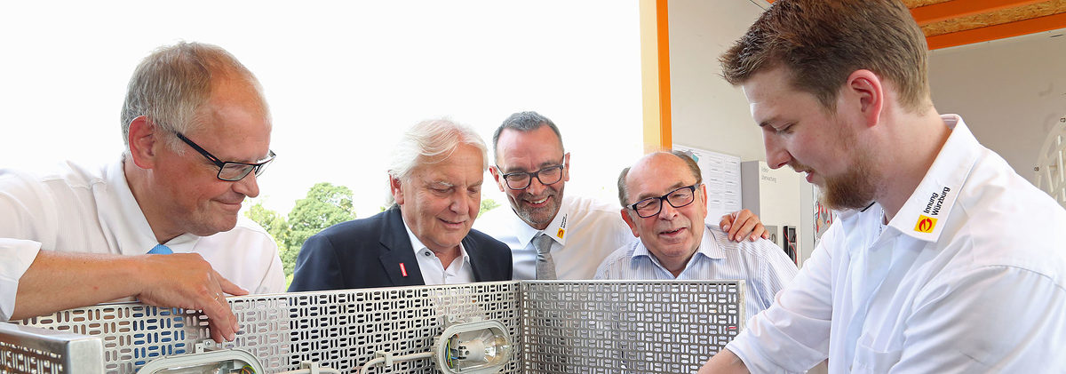 Wie abwechslungsreich das Elektrohandwerk sein kann ließen sich (v.l.) HWK-Hauptgeschäftsführer Ludwig Paul, Kreishandwerksmeister Josef Hofmann, Elektro-Obermeister Martin Strobl und HWK-Präsident Walter Heußlein am Branchentag von Ausbilder Sven Wagner vorführen. Wie abwechslungsreich das Elektrohandwerk sein kann ließen sich (v.l.) HWK-Hauptgeschäftsführer Ludwig Paul, Kreishandwerksmeister Josef Hofmann, Elektro-Obermeister Martin Strobl und HWK-Präsident Walter Heußlein am Branchentag von Ausbilder Sven Wagner vorführen.