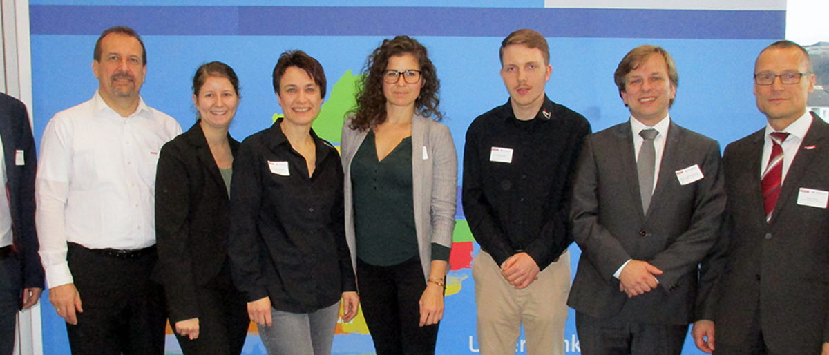 Freuen sich über den Start des Projektes "Handwerk trifft Wissenschaft": Julian Hornung (Uni Würzburg), Frank Wissel (Sage Software GmbH), Anja Langenbuch (Handwerkskammer für Unterfranken), Annette Vierheilig (A+ GmbH), Marina Schmitz (Uni Würzburg), Philipp Kunkel (A+ GmbH), Prof. Dr. Axel Winkelmann (Uni Würzburg) und Oliver Pabst (Handwerkskammer für Unterfranken) Freuen sich über den Start des Projektes "Handwerk trifft Wissenschaft": Julian Hornung (Uni Würzburg), Frank Wissel (Sage Software GmbH), Anja Langenbuch (Handwerkskammer für Unterfranken), Annette Vierheilig (A+ GmbH), Marina Schmitz (Uni Würzburg), Philipp Kunkel (A+ GmbH), Prof. Dr. Axel Winkelmann (Uni Würzburg) und Oliver Pabst (Handwerkskammer für Unterfranken)