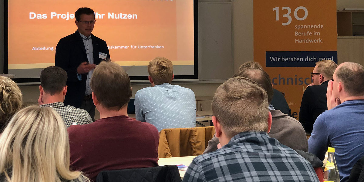 Jürgen Lutz, Projektmitarbeiter voon Q-Net Handwerk, berichtete interessierten Betrieben, wie sie vom neuen Unterstützungsangebot im Rahmen des Externen Ausbildungsmanagements profitieren können. Jürgen Lutz, Projektmitarbeiter voon Q-Net Handwerk, berichtete interessierten Betrieben, wie sie vom neuen Unterstützungsangebot im Rahmen des Externen Ausbildungsmanagements profitieren können.