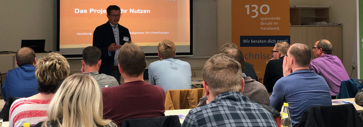 Jürgen Lutz, Projektmitarbeiter voon Q-Net Handwerk, berichtete interessierten Betrieben, wie sie vom neuen Unterstützungsangebot im Rahmen des Externen Ausbildungsmanagements profitieren können. Jürgen Lutz, Projektmitarbeiter voon Q-Net Handwerk, berichtete interessierten Betrieben, wie sie vom neuen Unterstützungsangebot im Rahmen des Externen Ausbildungsmanagements profitieren können.