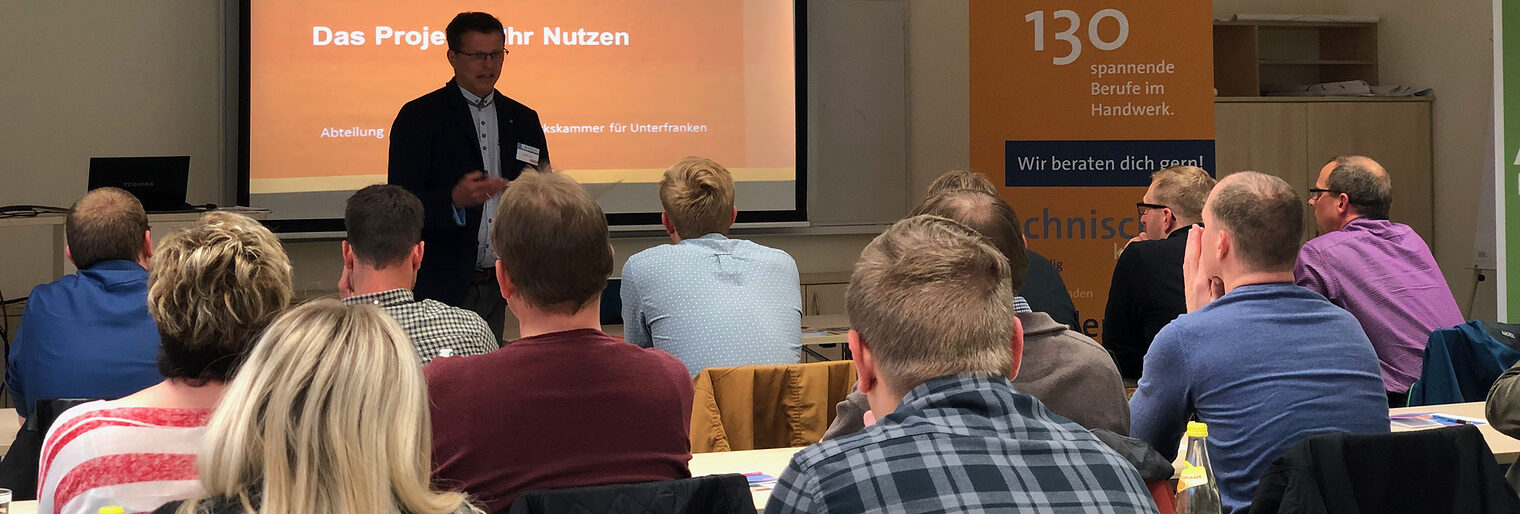 Jürgen Lutz, Projektmitarbeiter voon Q-Net Handwerk, berichtete interessierten Betrieben, wie sie vom neuen Unterstützungsangebot im Rahmen des Externen Ausbildungsmanagements profitieren können.