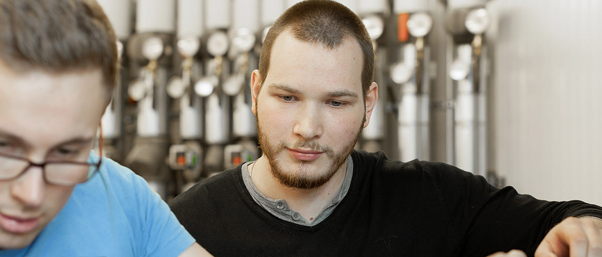 SHK Ausbildung Weiterbildung Komzet InnoGTec Schlagwort(e): Ausbildung, Auszubildende, Auszubildender, Lehrling, Werkstatt,