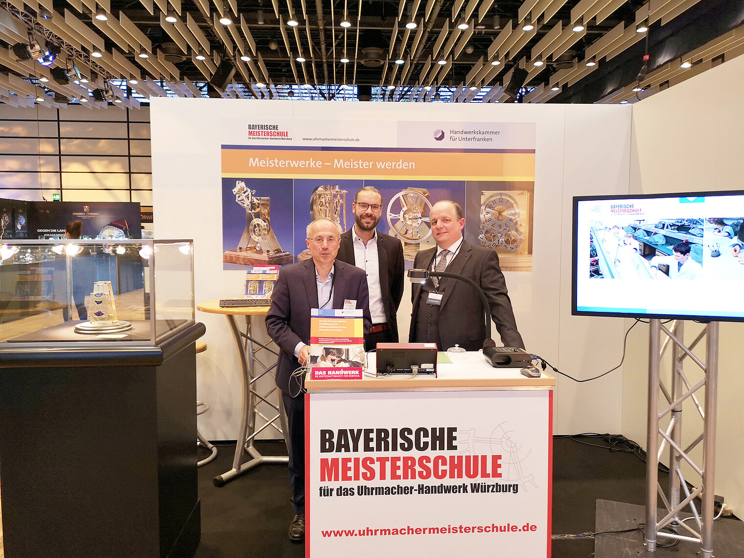 Die Bayerische Uhrmachermeisterschule Würzburg ist mit ihrem Stand auf der WatchTime.