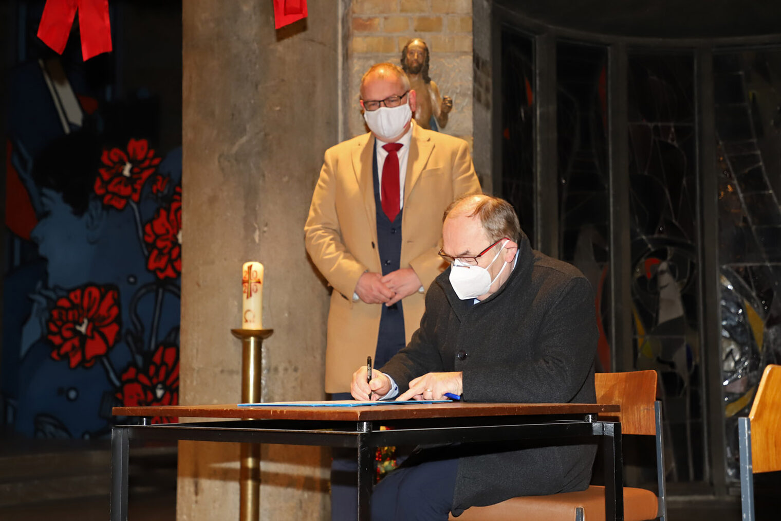 Handwerkskammer-Präsident Walter Heußlein und Hauptgeschäftsführer Ludwig Paul zeichneten im Rahmen des Gottesdienstes die Deklaration #positivarbeiten. Handwerkskammer-Präsident Walter Heußlein und Hauptgeschäftsführer Ludwig Paul zeichneten im Rahmen des Gottesdienstes die Deklaration #positivarbeiten.
