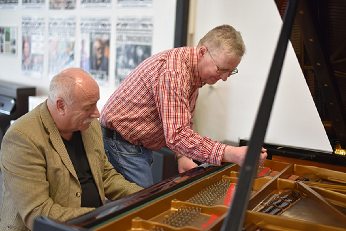 Seit über 35 Jahren gehört Michael Herrmann (rechts) zum Team des Piano-Center Kleinhenz. Inhaber Peter Kleinhenz (links) möchte nicht mehr auf seine Fachkaft verzichten.