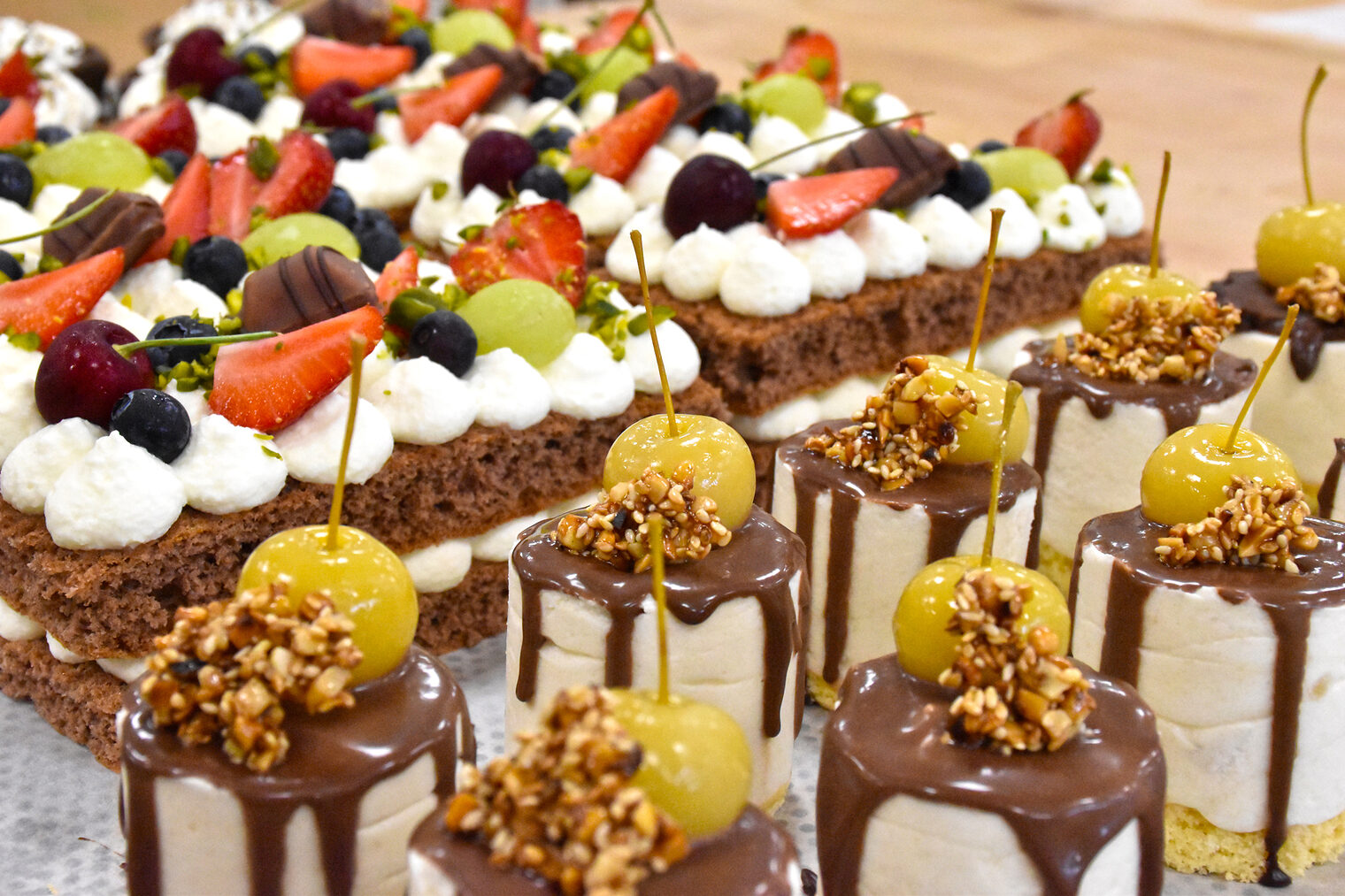 Süße Desserts auf einem Blech.
