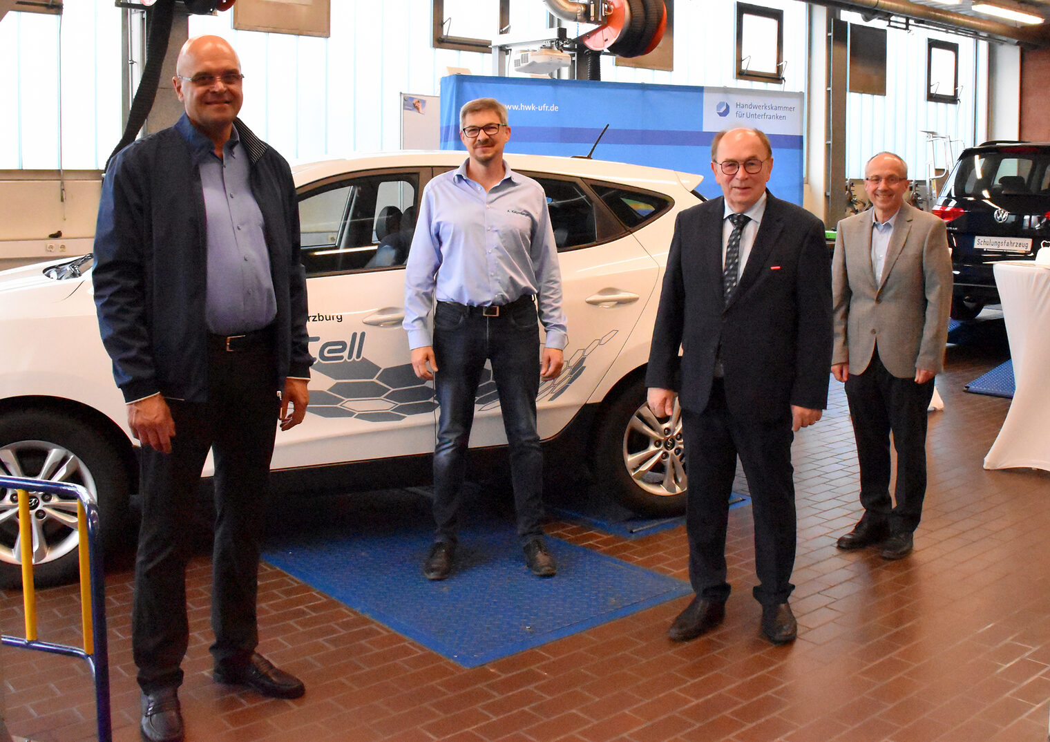 KFZ Meisterschule Würzburg Übergabe Hyundai ix35 Wasserstoff-Fahrzeug