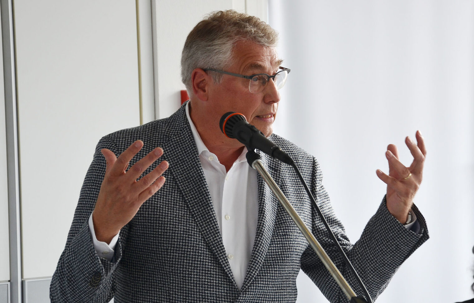 Prof. Dr. Friedrich Hubert Esser, Präsident des Bundesinstituts für Berufsbildung (BIBB), ging in seiner Laudatio auf Verdienste Frank Weths für die berufliche Bildung ein und sprach auch aktuelle Herausforderungen auf diesem Gebiet an. Prof. Dr. Friedrich Hubert Esser, Präsident des Bundesinstituts für Berufsbildung (BIBB), ging in seiner Laudatio auf Verdienste Frank Weths für die berufliche Bildung ein und sprach auch aktuelle Herausforderungen auf diesem Gebiet an.