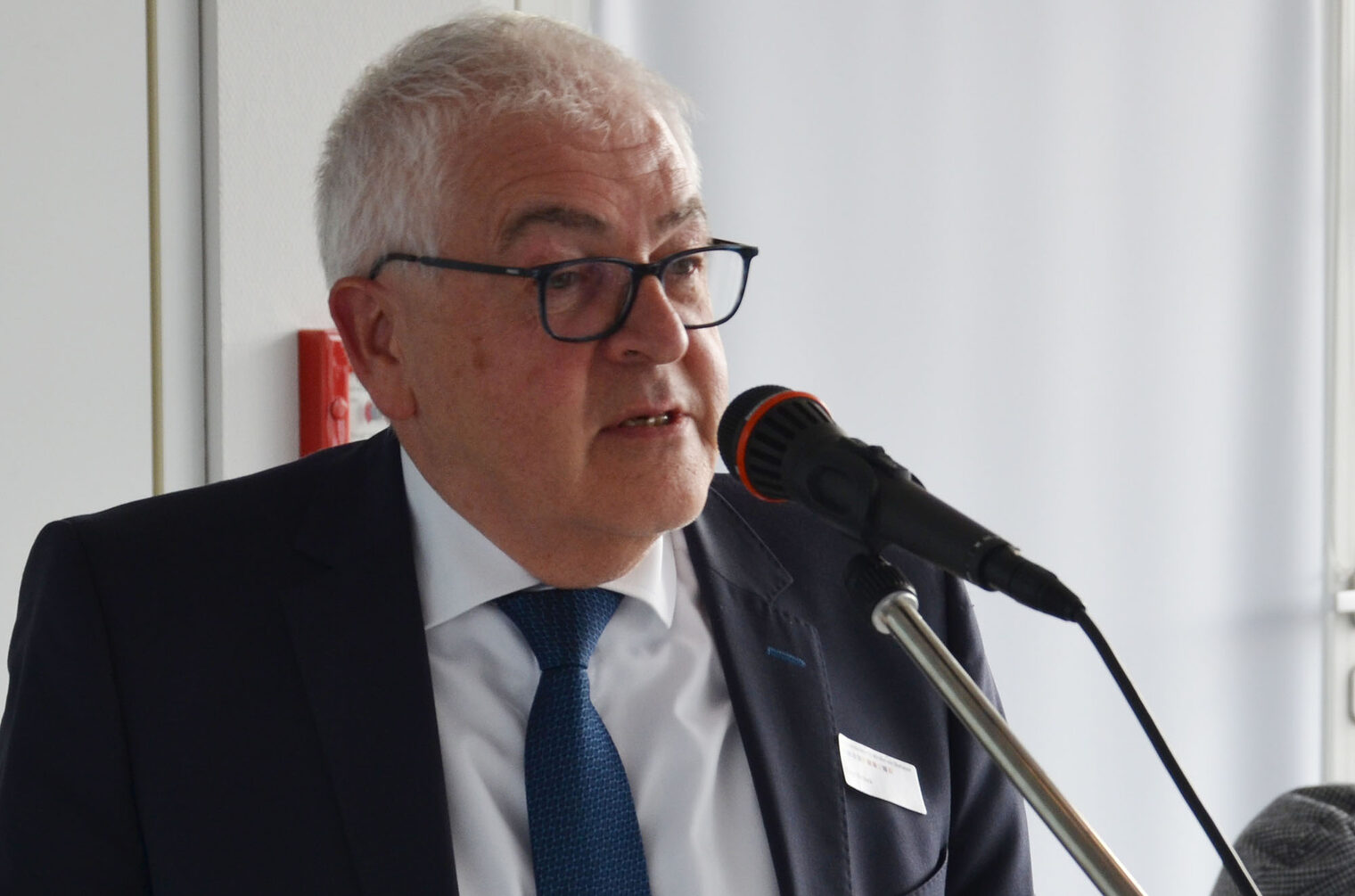 Dieter Vierlbeck, stellvertretender Hauptgeschäftsführer und Geschäftsbereichsleiter Bildungszentren der Handwerkskammer für München und Oberbayern, ging in seiner Laudatio unter anderem auf gemeinsame Projekte und Themen auf bayerischer Ebene ein. Dieter Vierlbeck, stellvertretender Hauptgeschäftsführer und Geschäftsbereichsleiter Bildungszentren der Handwerkskammer für München und Oberbayern, ging in seiner Laudatio unter anderem auf gemeinsame Projekte und Themen auf bayerischer Ebene ein.