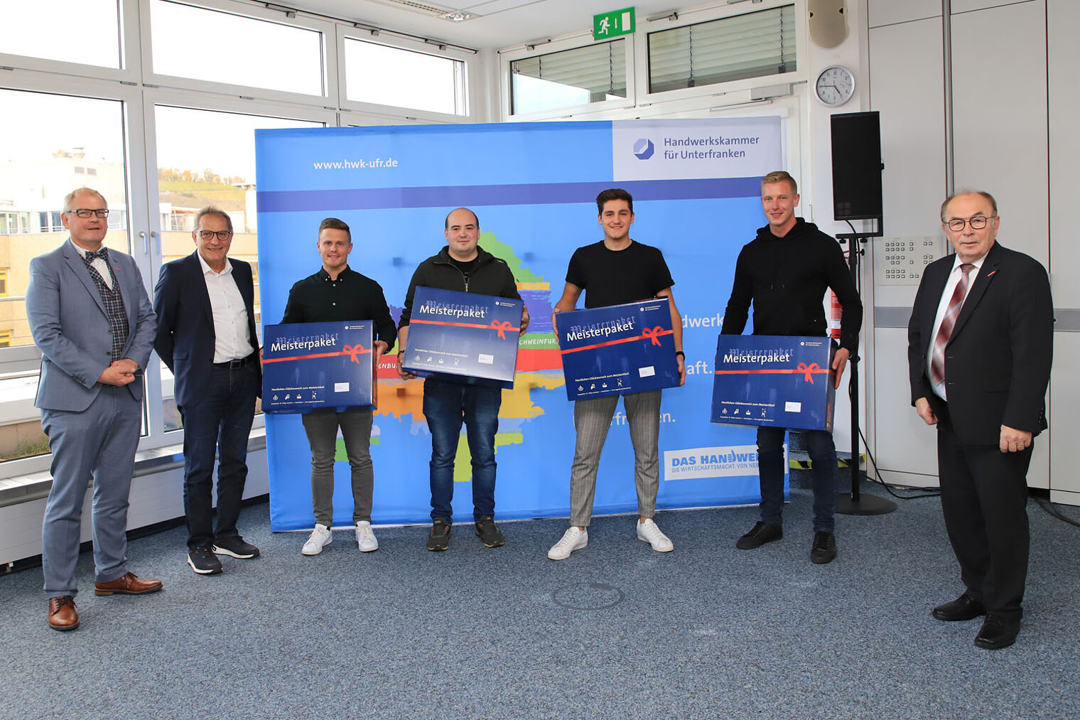 Spengler_Gruppenfoto_Meisterpaket-Übergabe