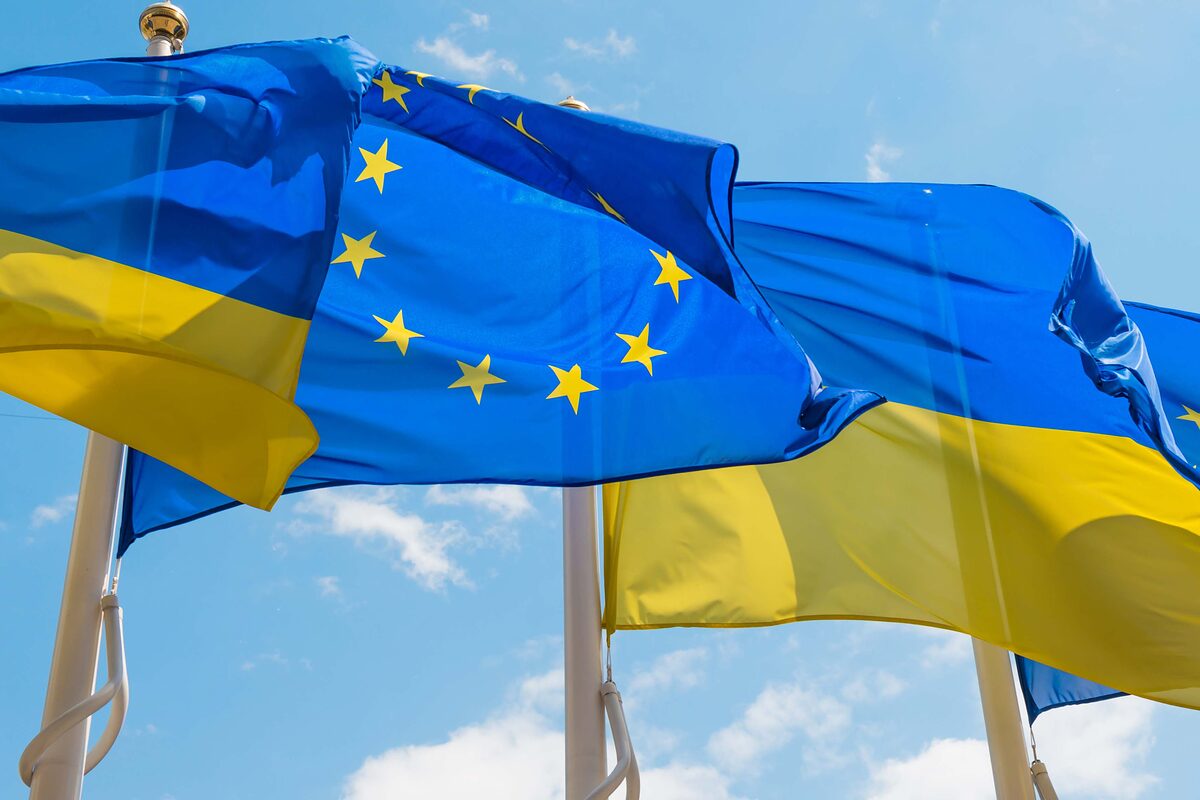 EU-Flagge und Flage der Ukraine