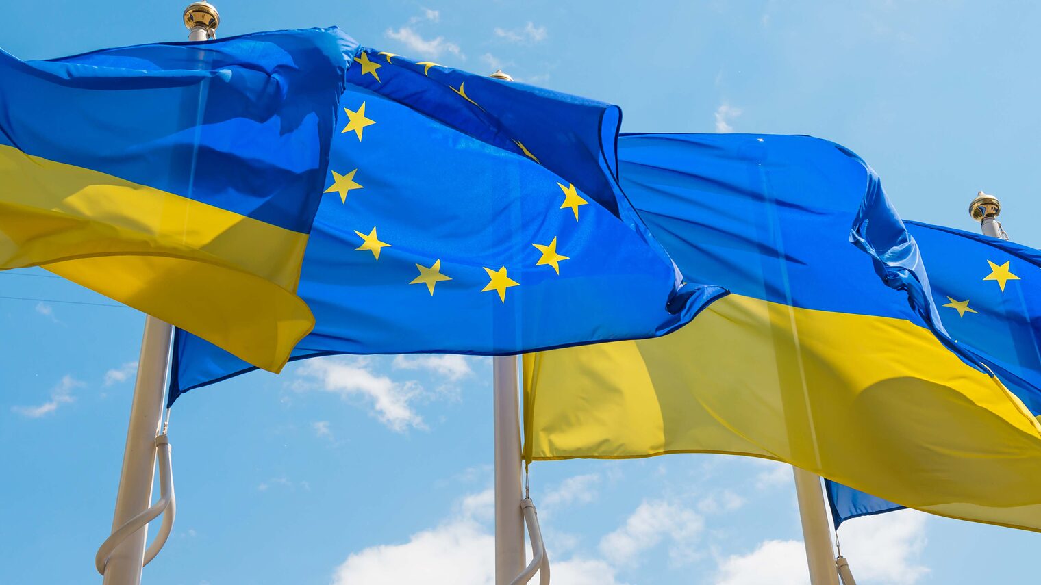 EU-Flagge und Flage der Ukraine