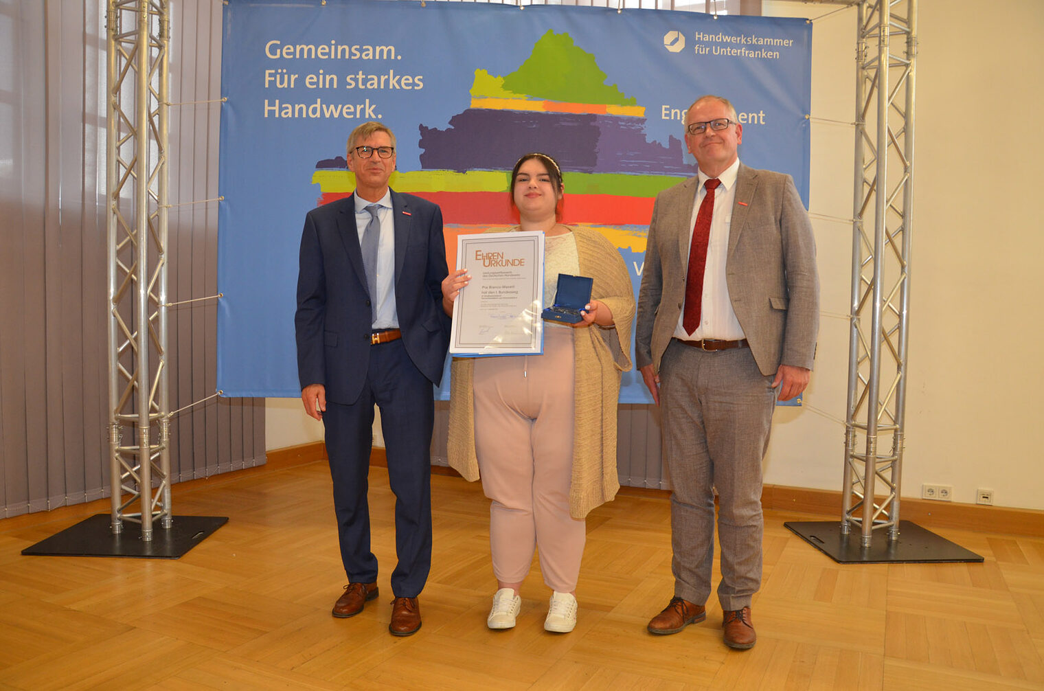 (v. l.) Michael Bissert, Präsident der Handwerkskammer für Unterfranken, Pia Bianco-Maselli, Bundessiegerin im Beruf Kerzenherstellerin und Wachsbildnerin, sowie Ludwig Paul, Hauptgeschäftsführer der Handwerkskammer für Unterfranken. (v. l.) Michael Bissert, Präsident der Handwerkskammer für Unterfranken, Pia Bianco-Maselli, Bundessiegerin im Beruf Kerzenherstellerin und Wachsbildnerin, sowie Ludwig Paul, Hauptgeschäftsführer der Handwerkskammer für Unterfranken.