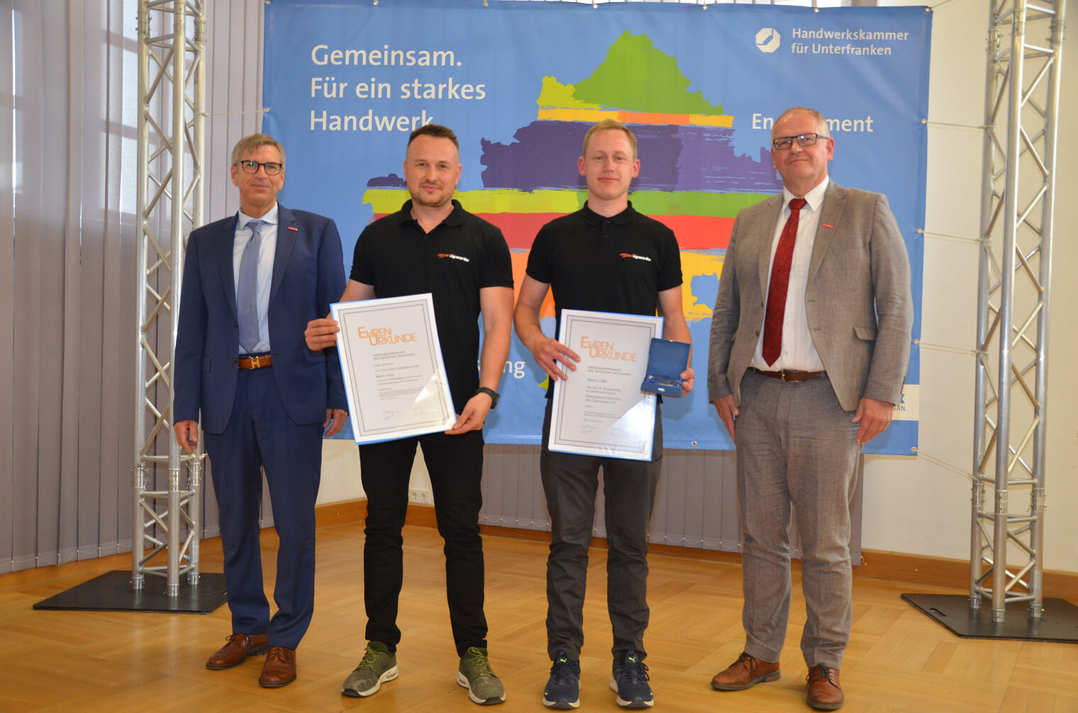 (v. l.) Michael Bissert, Präsident der Handwerkskammer für Unterfranken, Konstantin Wunder, Firma Felix Schmitt aus Höchberg, und Martin Vater, Bundessieger im Beruf Zweirradmechatroniker in der fachrichtung Fahrradtechnik, sowie Ludwig Paul, Hauptgeschäftsführer der Handwerkskammer für Unterfranken. (v. l.) Michael Bissert, Präsident der Handwerkskammer für Unterfranken, Konstantin Wunder, Firma Felix Schmitt aus Höchberg, und Martin Vater, Bundessieger im Beruf Zweirradmechatroniker in der fachrichtung Fahrradtechnik, sowie Ludwig Paul, Hauptgeschäftsführer der Handwerkskammer für Unterfranken.